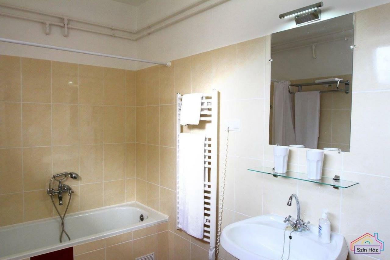 Szin-Haz Apartman (Adults Only) Apartment ยูลา ภายนอก รูปภาพ